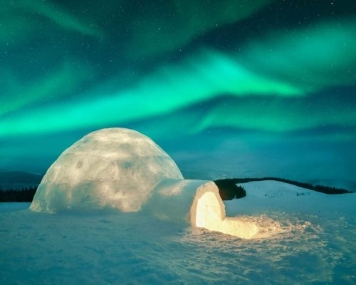 escena-invernal-con-luces-polares-brillantes-e-iglu-nevado-1024x683-2