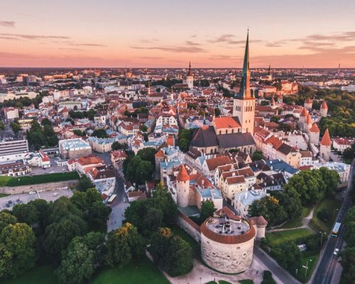 tallinnoldtown-droneview_shutterstock_586534436-1024x703-1